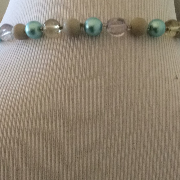 Vintage multi colored green beaded pull on necklac - Picture 2 of 2